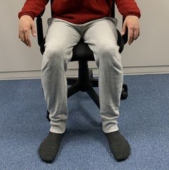 正しい座り方（立ち方も同じ）は膝とつま先が正面を向きます。